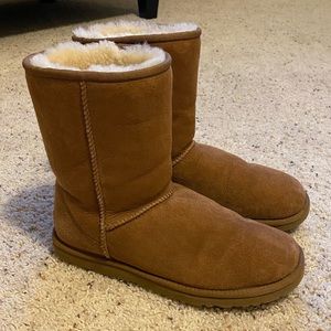 Women’s UGG Classic Short Boots in Chestnut - Size 9